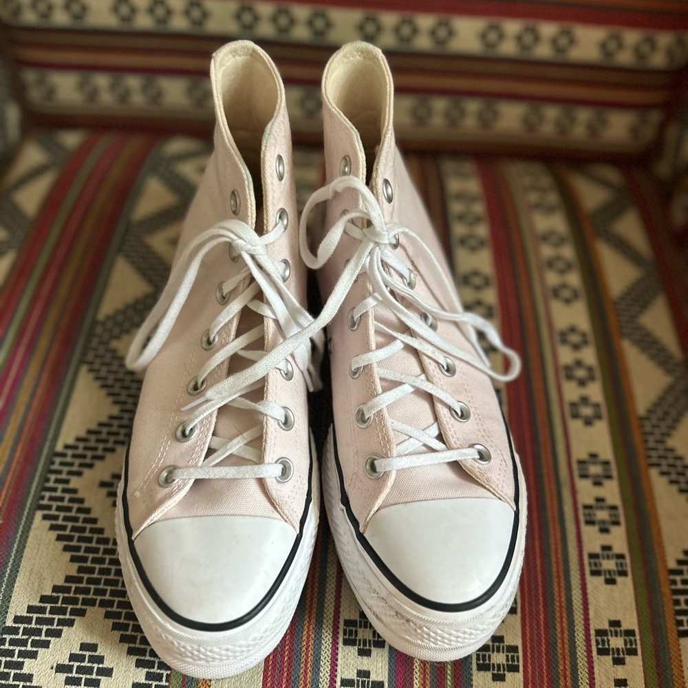 Authentic converse lift, true to size 8